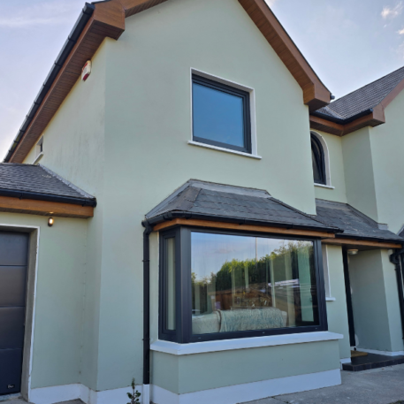 Kunststoff-Fenster und -Türen greenEvolution 76 3D | Aluminium-Türen MB-86N, Modell: DP20 | Kunststoff-Fenster Ideal 4000 | Garagentor INFINITI F | Aluminium-Falttür Panorama Fold line | Cork | #606